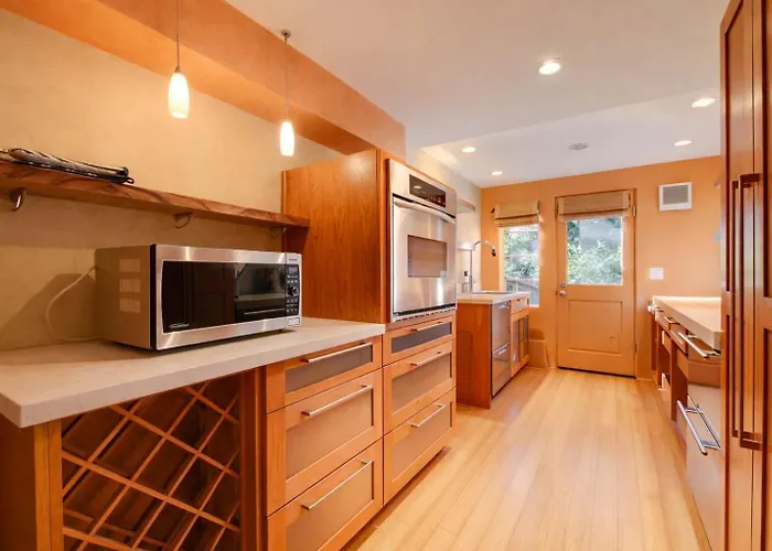 Aesthetically Elegant Downstairs Unit In Oakland