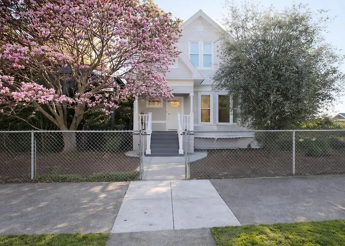 Spacious 4-Bed- Sleeps 8 - Family Friendly