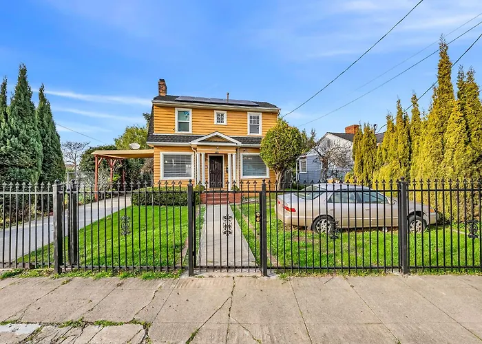 Quiet 3Br Oakland Home • Big Yard • Free Parking