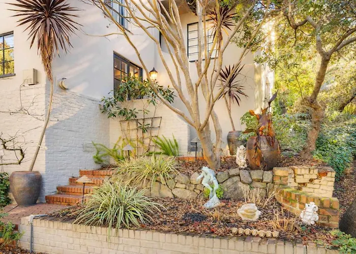 Aesthetically Elegant Downstairs Unit In Oakland