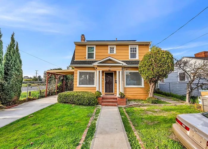 Quiet 3Br Oakland Home • Big Yard • Free Parking